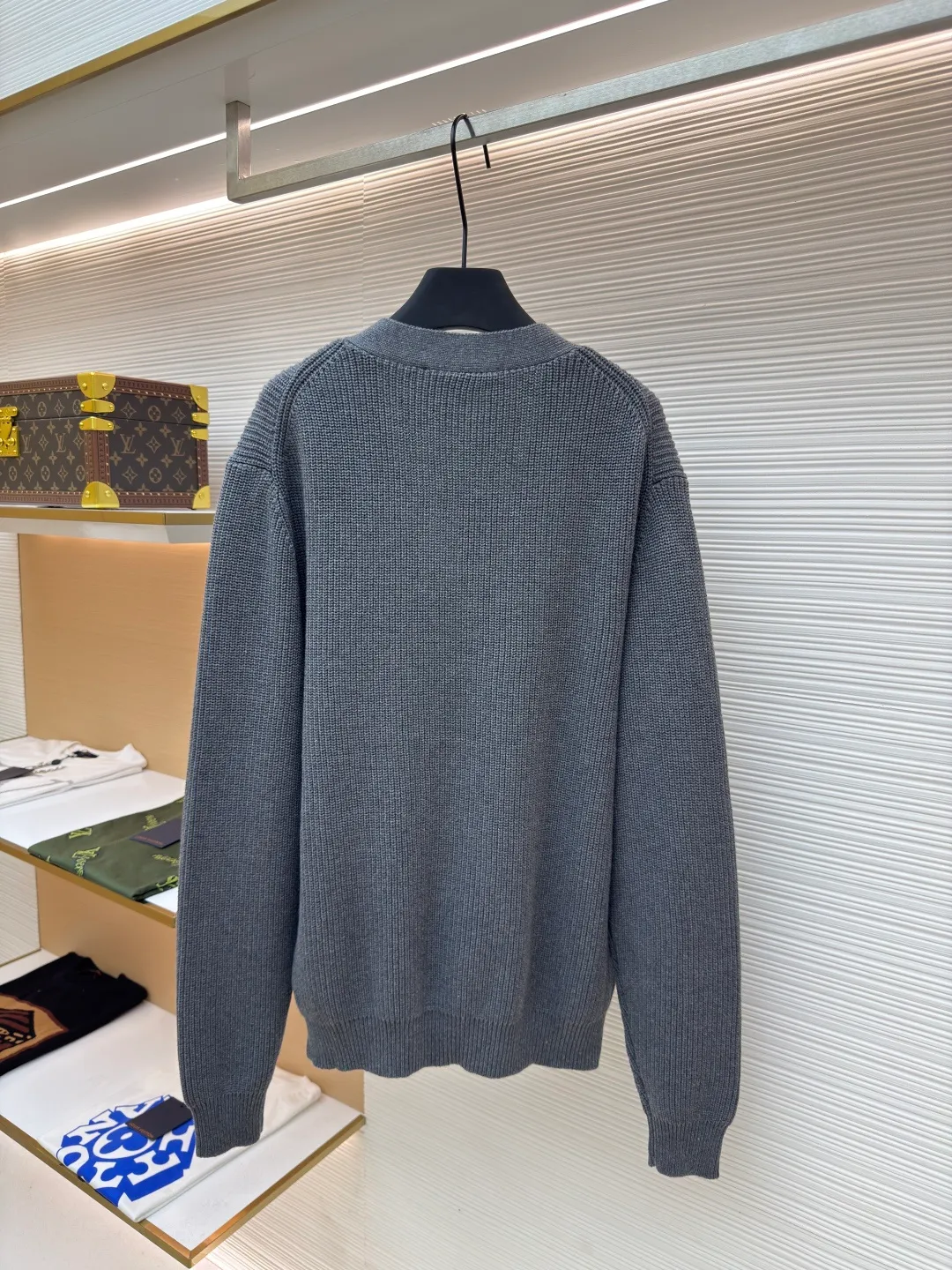 LOUIS VUITTON Pocket embroidered knitted cardigan ●Authentic product: Purchased and developed in 19800 ●Item number: 1680528-B15 ●Fabric: wool blended fabric ●Technology: Knitting ●Version: loose fit ●Weight: about 880 grams ●Size: XS-S-M-L ●Description: Made of high-quality wool blended fabric, it is soft to the touch and extremely comfortable to wear. It also has good warmth retention and breathability; every stitch of embroidery is accurately placed, the embroidery threads are arranged tightly and evenly, the lines are smooth and natural, and there is no sense of clutter; the knitted texture is uniform It is even and tight, and the stitching method is extremely delicate whether it is the body, cuffs, collar, etc., and makes the overall structure of the sweater more stable and less likely to deform; the edges of the buttonholes are flat, and there will be no off-line; the connection between the pockets and the body is natural and smooth, without any abruptness. The overall wiring is straight and delicate, the fabric is comfortable and soft, and the color is consistent without color difference. It can be matched with the same style to create a fashionable look and control various occasions. Customized accessories, complete with three standards, same style for men and women!